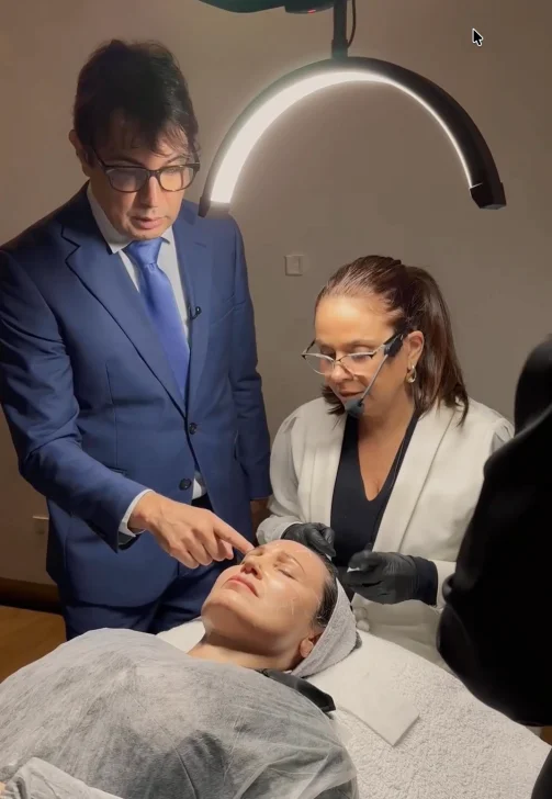 Professores demonstrando aplicação de peeling químico em paciente durante a imersão