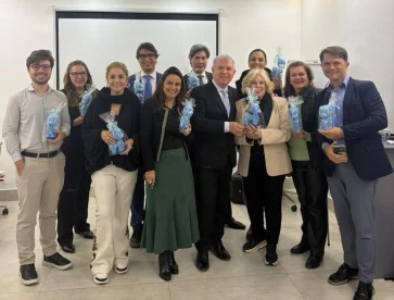 Turma da Imersão em Peelings Médicos com os kits recebidos e os professores